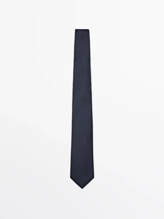100 % mulperisilkistä valmistettu pilkullinen solmio