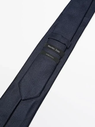 100 % mulperisilkistä valmistettu pilkullinen solmio