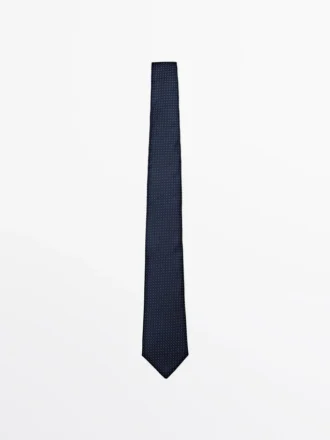 100 % silkistä valmistettu pilkullinen solmio
