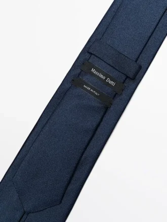 100 % silkkiä oleva kuvioitu solmio