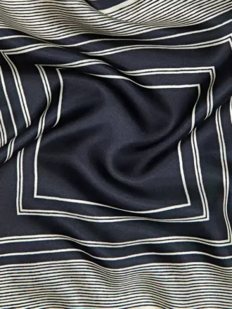 100 % silkkiä oleva raidallinen huivi