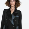 Blazer-tyylinen mekko satiinikoristeilla Blazer-tyylinen mekko satiinikoristeilla
