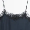 Camisole-toppi, jossa on kontrastivärinen pitsi Camisole-toppi, jossa on kontrastivärinen pitsi