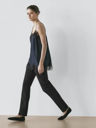 Camisole-toppi, jossa on kontrastivärinen pitsi