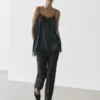 Camisole-toppi, jossa on kontrastivärinen pitsi Camisole-toppi, jossa on kontrastivärinen pitsi