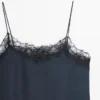 Camisole-toppi, jossa on kontrastivärinen pitsi Camisole-toppi, jossa on kontrastivärinen pitsi