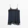 Camisole-toppi, jossa on kontrastivärinen pitsi Camisole-toppi, jossa on kontrastivärinen pitsi
