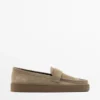 Halkaistu nahkainen Loafer-kenkä, jossa on karamellivärinen pohja Halkaistu nahkainen Loafer-kenkä, jossa on karamellivärinen pohja