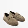 Halkaistu nahkainen Loafer-kenkä, jossa on karamellivärinen pohja Halkaistu nahkainen Loafer-kenkä, jossa on karamellivärinen pohja