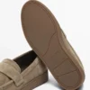 Halkaistu nahkainen Loafer-kenkä, jossa on karamellivärinen pohja Halkaistu nahkainen Loafer-kenkä, jossa on karamellivärinen pohja