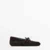 Halkaistu nahkaiset loaferit, joissa on rypytetty rusetti Halkaistu nahkaiset loaferit, joissa on rypytetty rusetti