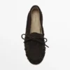 Halkaistu nahkaiset loaferit, joissa on rypytetty rusetti Halkaistu nahkaiset loaferit, joissa on rypytetty rusetti