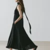 Halter-kaula-aukkoinen midomeko, jossa solmionauha Halter-kaula-aukkoinen midomeko, jossa solmionauha