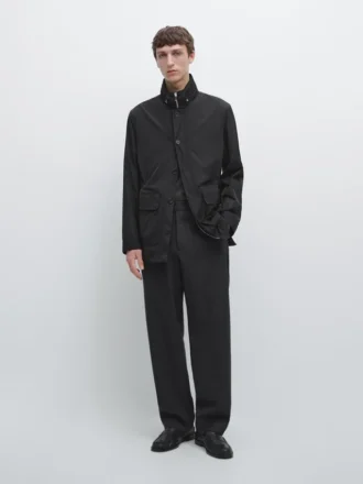 Hupullinen parka, jossa on kangasdetaljeja