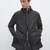 Hupullinen parka, jossa on kangasdetaljeja Hupullinen parka, jossa on kangasdetaljeja