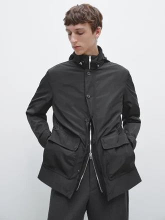 Hupullinen parka, jossa on kangasdetaljeja