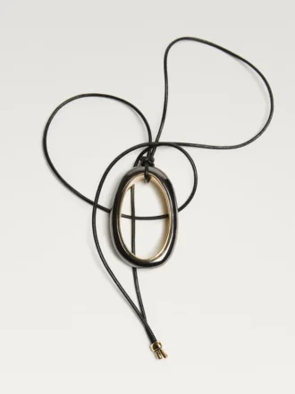 Kaulakoru, jossa on soikea riipus