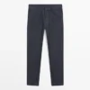 Kevyet, slim fit -malliset, pesun jälkeiset farkut Kevyet, slim fit -malliset, pesun jälkeiset farkut