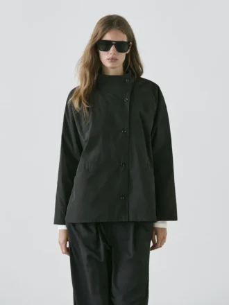 Lyhyt, topattu parka, jossa kaulus