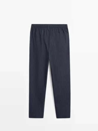Lyhythihainen pyjaman yläosa ja raidalliset housut