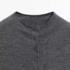 Mock-turtleneck-neuletakit, peitetyt napit