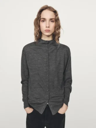 Mock-turtleneck-neuletakit, peitetyt napit