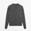 Mock-turtleneck-neuletakit, peitetyt napit