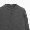 Mock-turtleneck-neuletakit, peitetyt napit