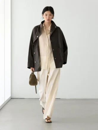 Nappanahkainen cape-parka, jossa on taskut