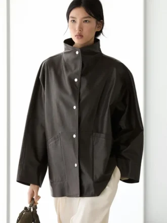 Nappanahkainen cape-parka, jossa on taskut