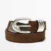 Nappanahkainen vyö metallisilla yksityiskohdilla Nappanahkainen vyö metallisilla yksityiskohdilla