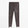 Nappanahkaiset leggingsit joustavilla yksityiskohdilla Nappanahkaiset leggingsit joustavilla yksityiskohdilla