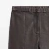Nappanahkaiset leggingsit joustavilla yksityiskohdilla Nappanahkaiset leggingsit joustavilla yksityiskohdilla
