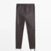 Nappanahkaiset leggingsit joustavilla yksityiskohdilla Nappanahkaiset leggingsit joustavilla yksityiskohdilla
