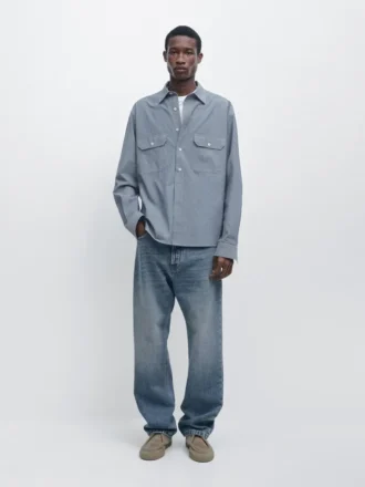 Normaalisti istuva denimkauluspaita, jossa on taskut Normaalisti istuva denimkauluspaita, jossa on taskut
