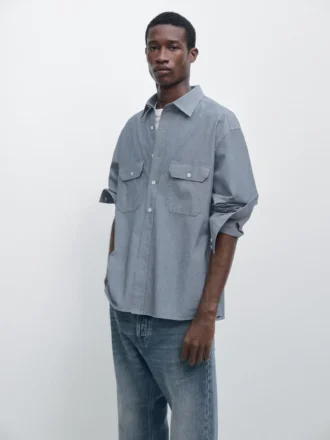 Normaalisti istuva denimkauluspaita, jossa on taskut Normaalisti istuva denimkauluspaita, jossa on taskut