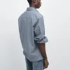 Normaalisti istuva denimkauluspaita, jossa on taskut Normaalisti istuva denimkauluspaita, jossa on taskut