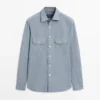 Normaalisti istuva denimkauluspaita, jossa on taskut Normaalisti istuva denimkauluspaita, jossa on taskut
