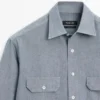 Normaalisti istuva denimkauluspaita, jossa on taskut Normaalisti istuva denimkauluspaita, jossa on taskut
