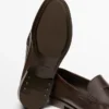 Pehmeät, öljyttyjä nahkaiset loaferit, joissa on tupsut Pehmeät, öljyttyjä nahkaiset loaferit, joissa on tupsut