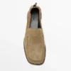 Pehmeät nahkaiset Loaferit, joissa on rypytysyksityiskohta Pehmeät nahkaiset Loaferit, joissa on rypytysyksityiskohta