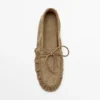 Pehmeät nahkaiset Loaferit, joissa on rypytysyksityiskohta Pehmeät nahkaiset Loaferit, joissa on rypytysyksityiskohta