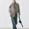 Pilkullinen bomber-takki ja huivit Pilkullinen bomber-takki ja huivit