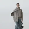 Pilkullinen bomber-takki ja huivit Pilkullinen bomber-takki ja huivit