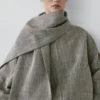 Pilkullinen bomber-takki ja huivit Pilkullinen bomber-takki ja huivit