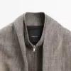 Pilkullinen bomber-takki ja huivit Pilkullinen bomber-takki ja huivit