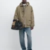 Puuvillaseoksesta valmistettu parka, jossa on taskut Puuvillaseoksesta valmistettu parka, jossa on taskut