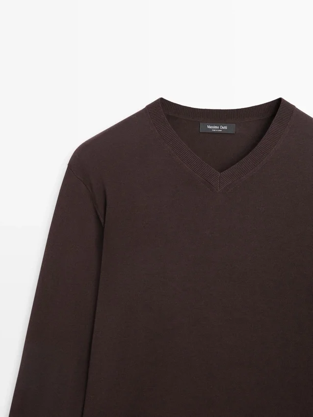 Puuvillaseoksesta valmistettu V-kaula-aukkoinen neulepusero Puuvillaseoksesta valmistettu V-kaula-aukkoinen neulepusero