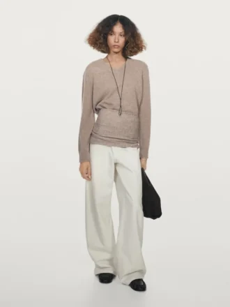V-kaula-aukkoinen neule, jossa kyynärpäätikkaukset