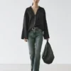 Väljä villaseospaita, jossa on taskut Väljä villaseospaita, jossa on taskut
